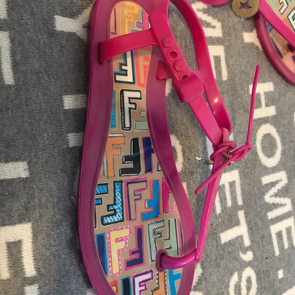 ❤️SOLD❤️% Authentic Fendi Pink Rubber Sandals - Picture 2 of 8